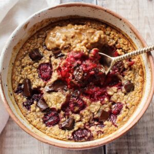 raspberry & dark chocolate baked oats (vegan)